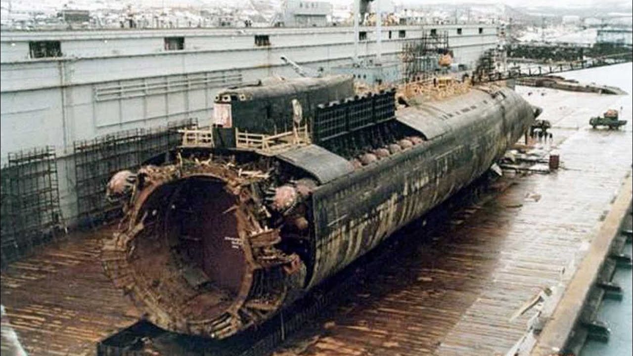 Курск: Субмарина в мутной воде постер
