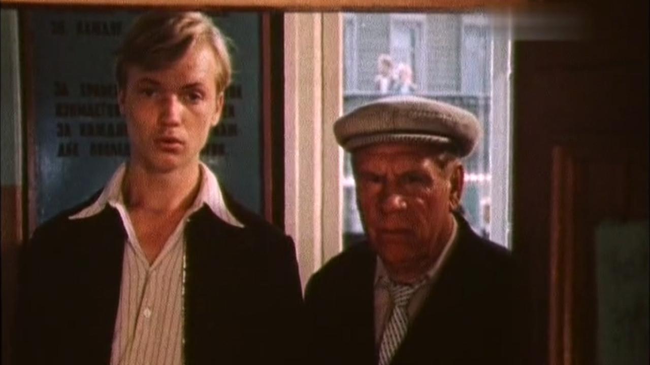 Целуются зори постер
