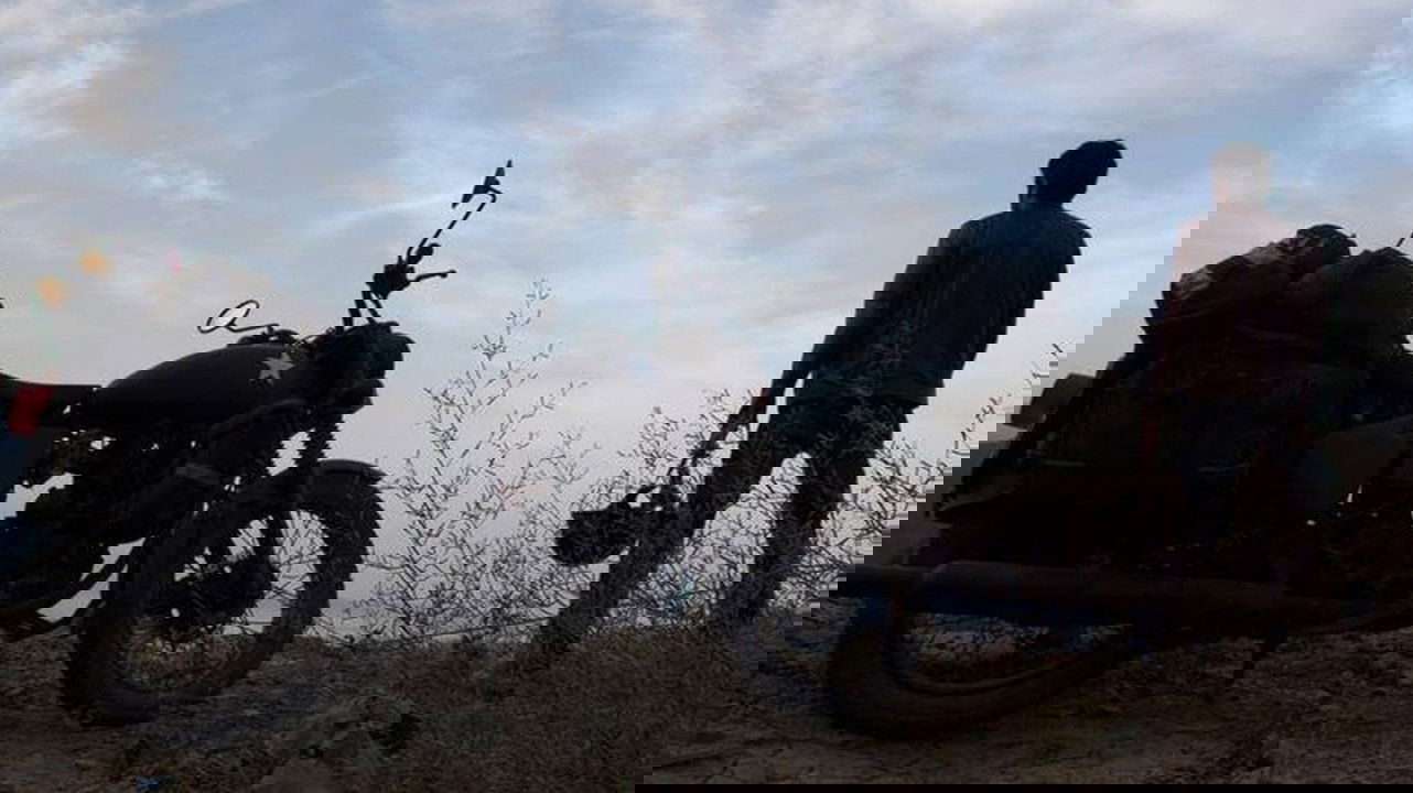 Голубое небо, зелёное море, красная земля постер