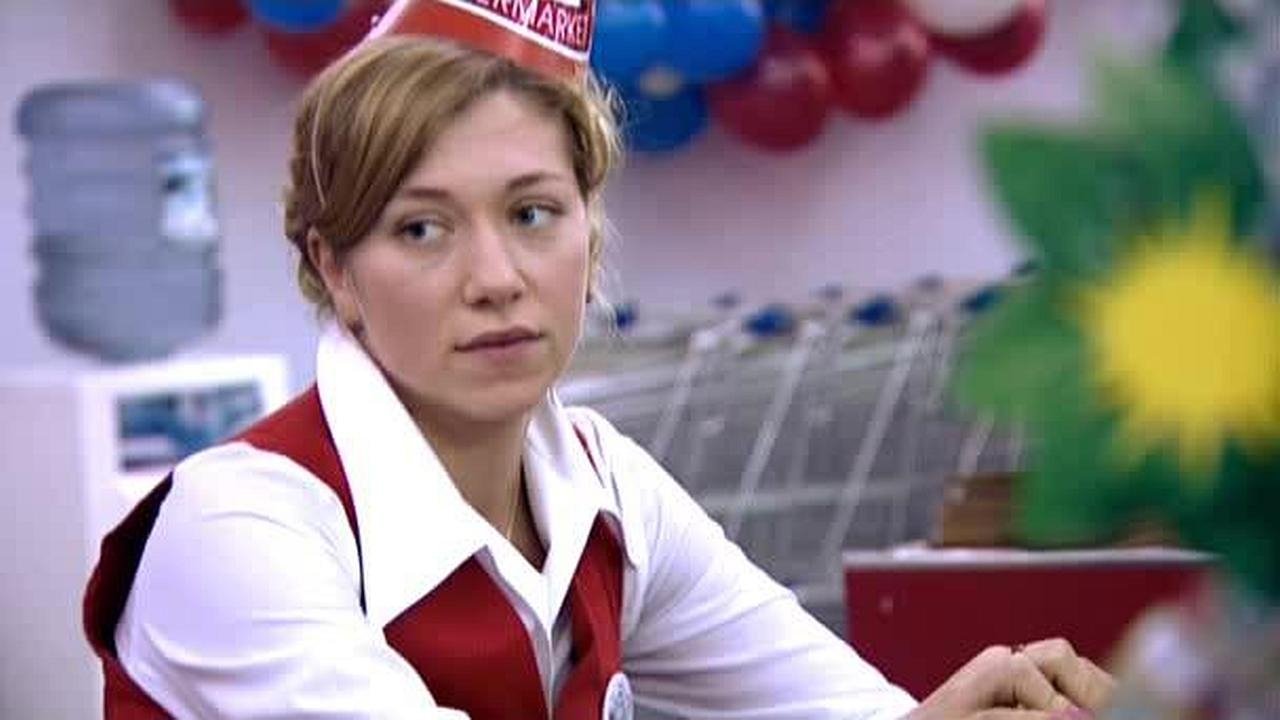 Клубничка в супермаркете постер